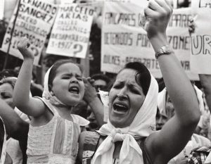 protesta de las madres de la plaza de mayo Argentina